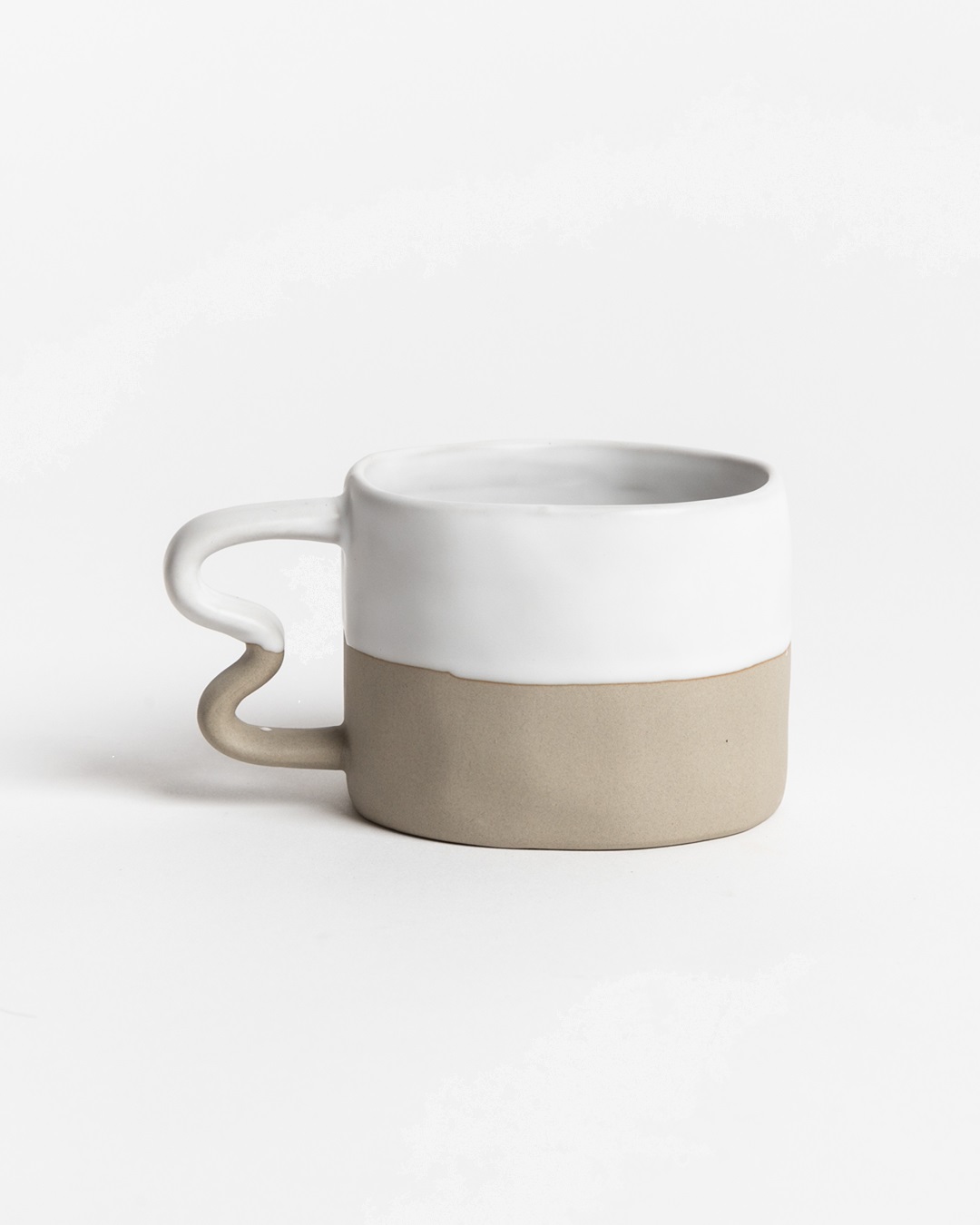 Benni mug white and sand with squiggle handle