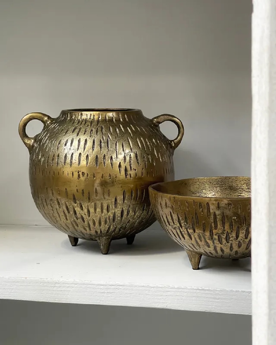 Cairo bowl with handles round gold and small bowl on shelf