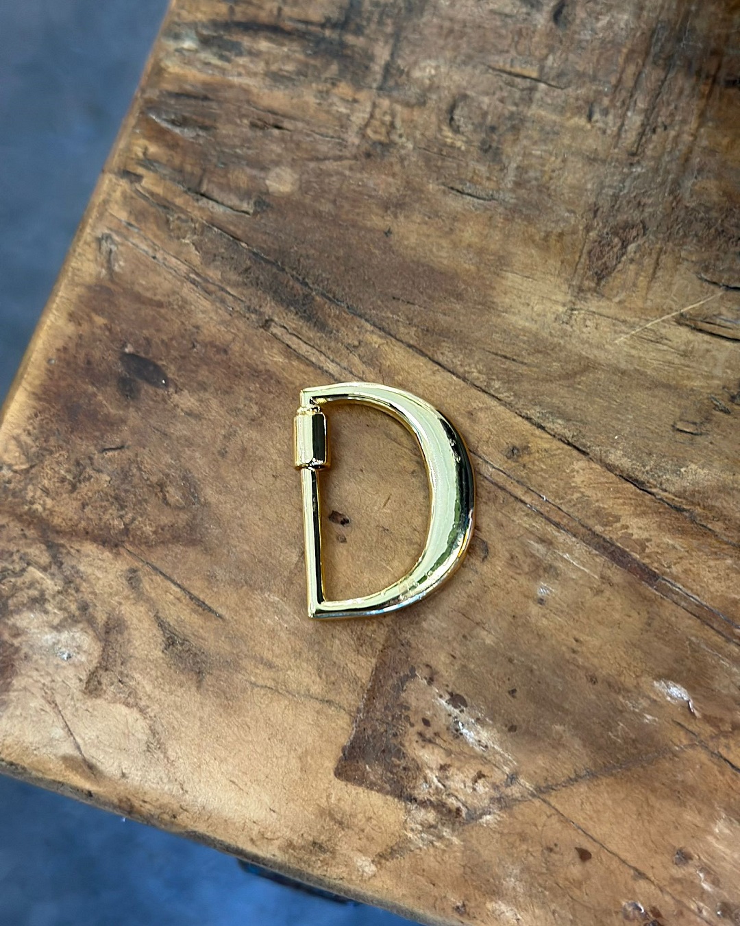 D gold keyring