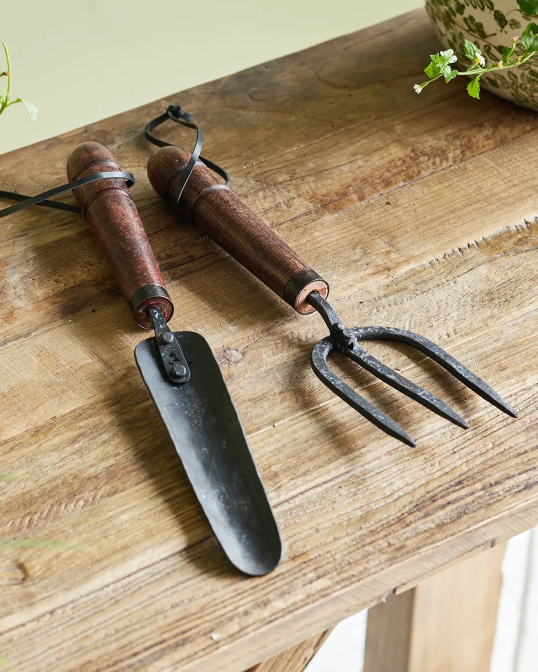 Garden Transplanter With Wooden Handle