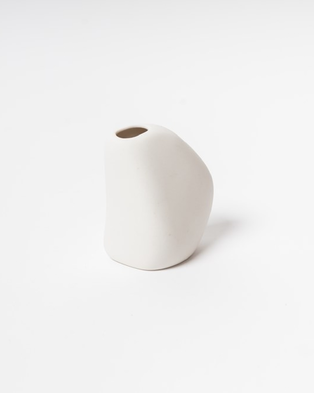 Harmie vase pod white