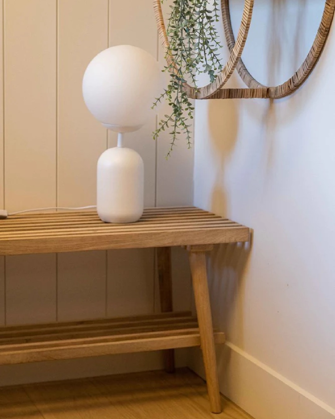 Kelly bench and maison table lamp