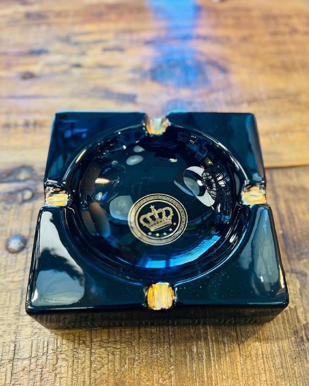 Black nordic ashtray with gold crown in middle