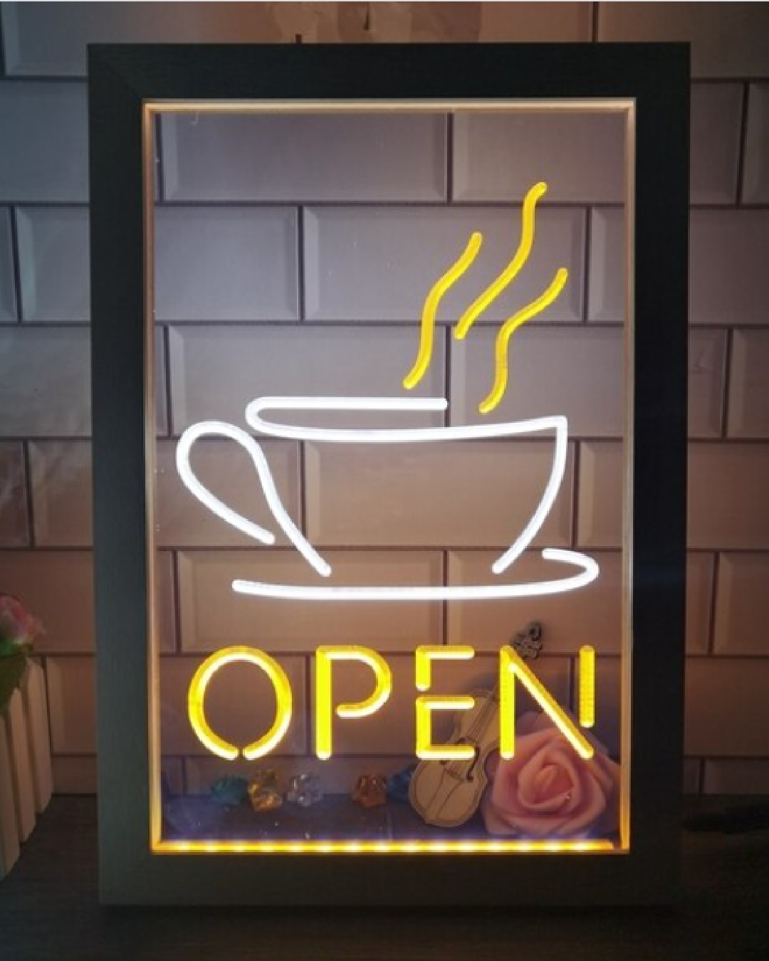 Open sign in white and yellow