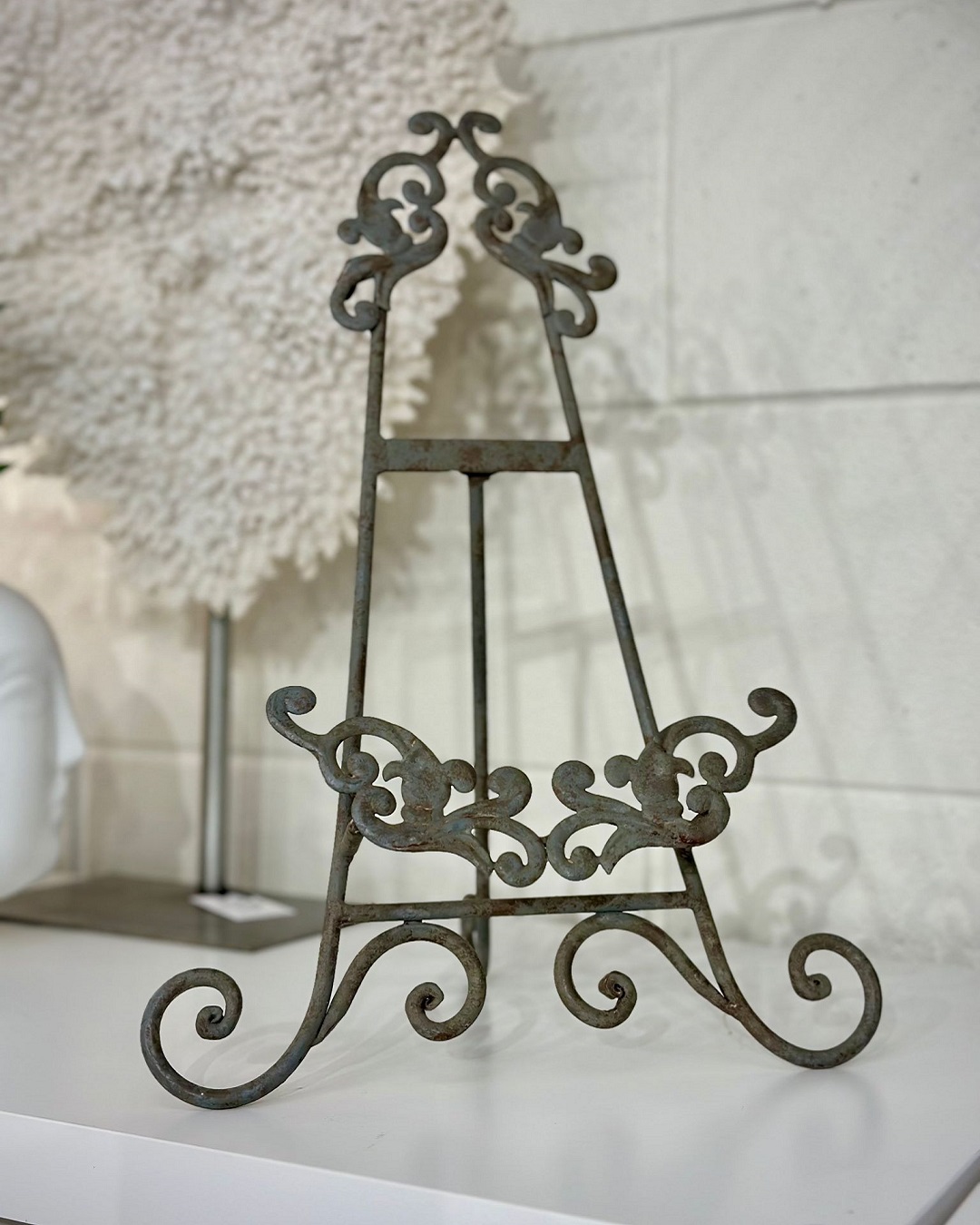 Metal easel frame