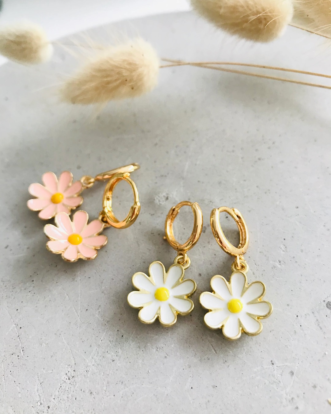Pink and white daisy earring with gold hoops