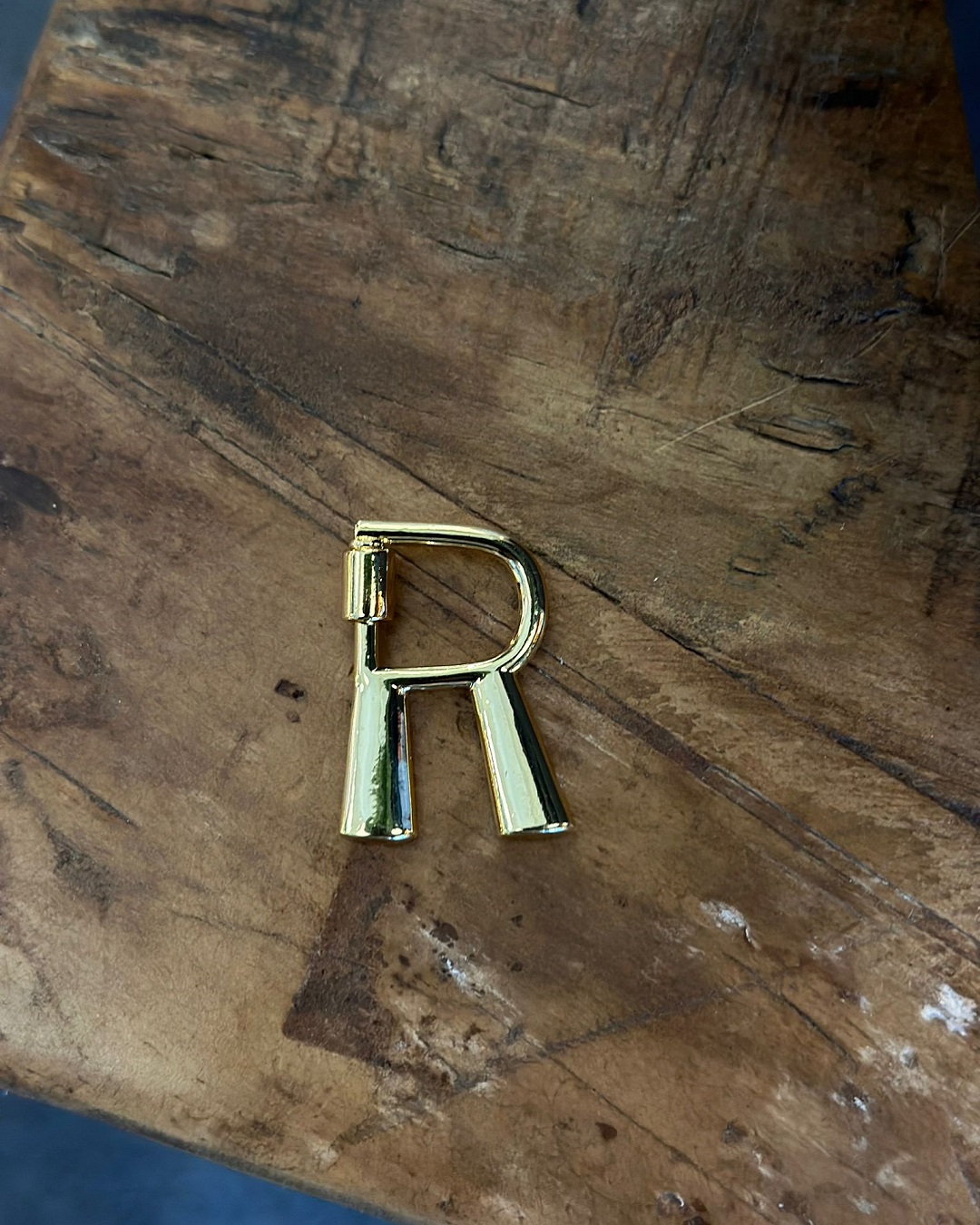 R gold keyring