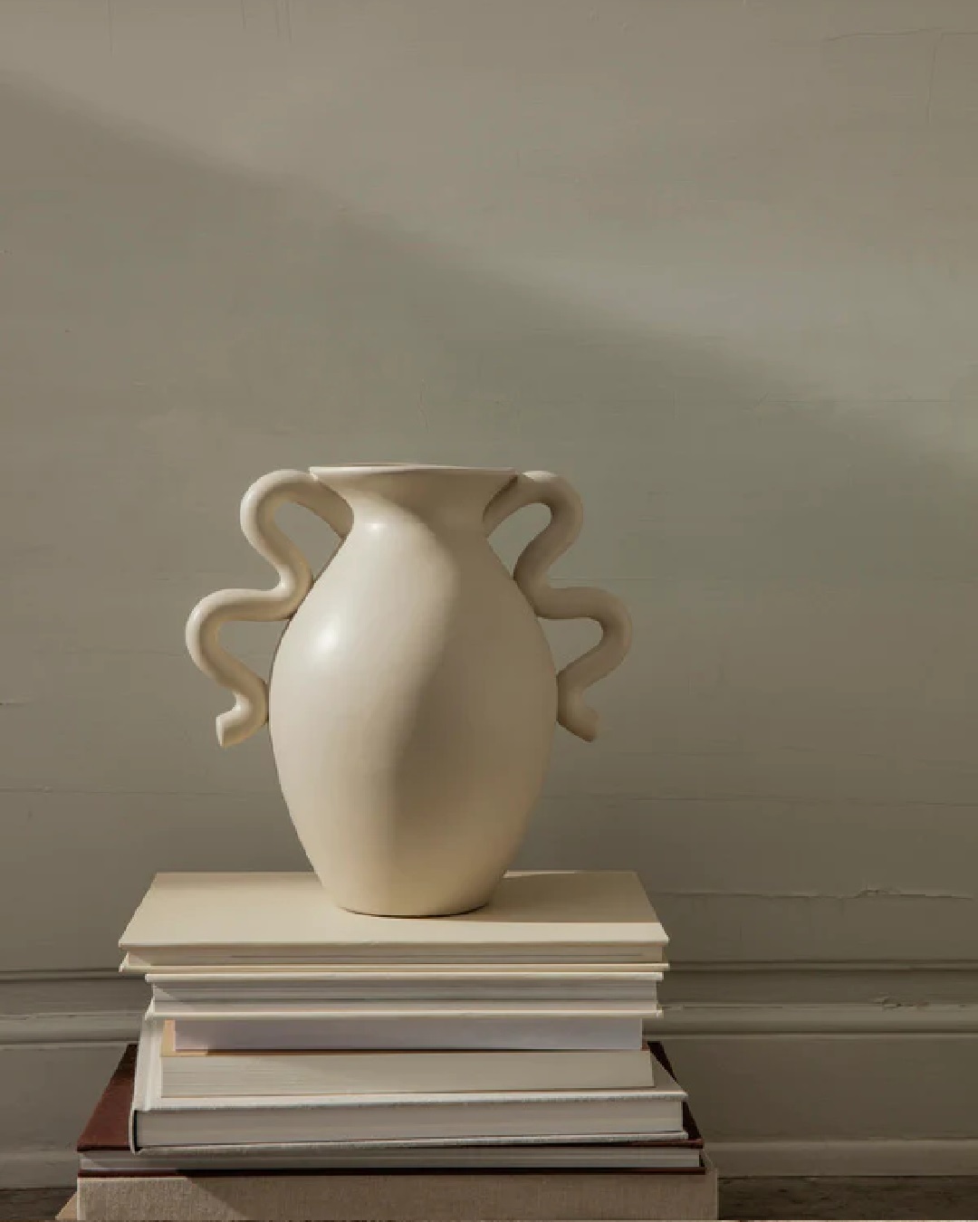 Verso table vase in cream